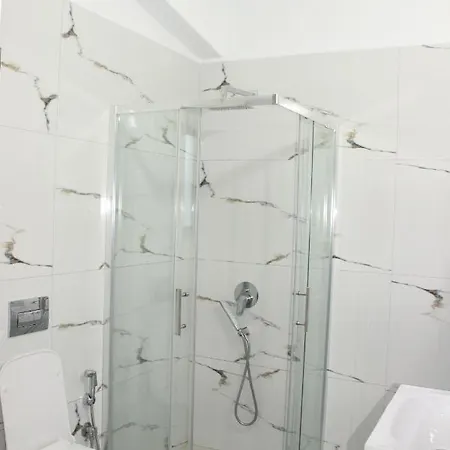 Leva's ساراندا